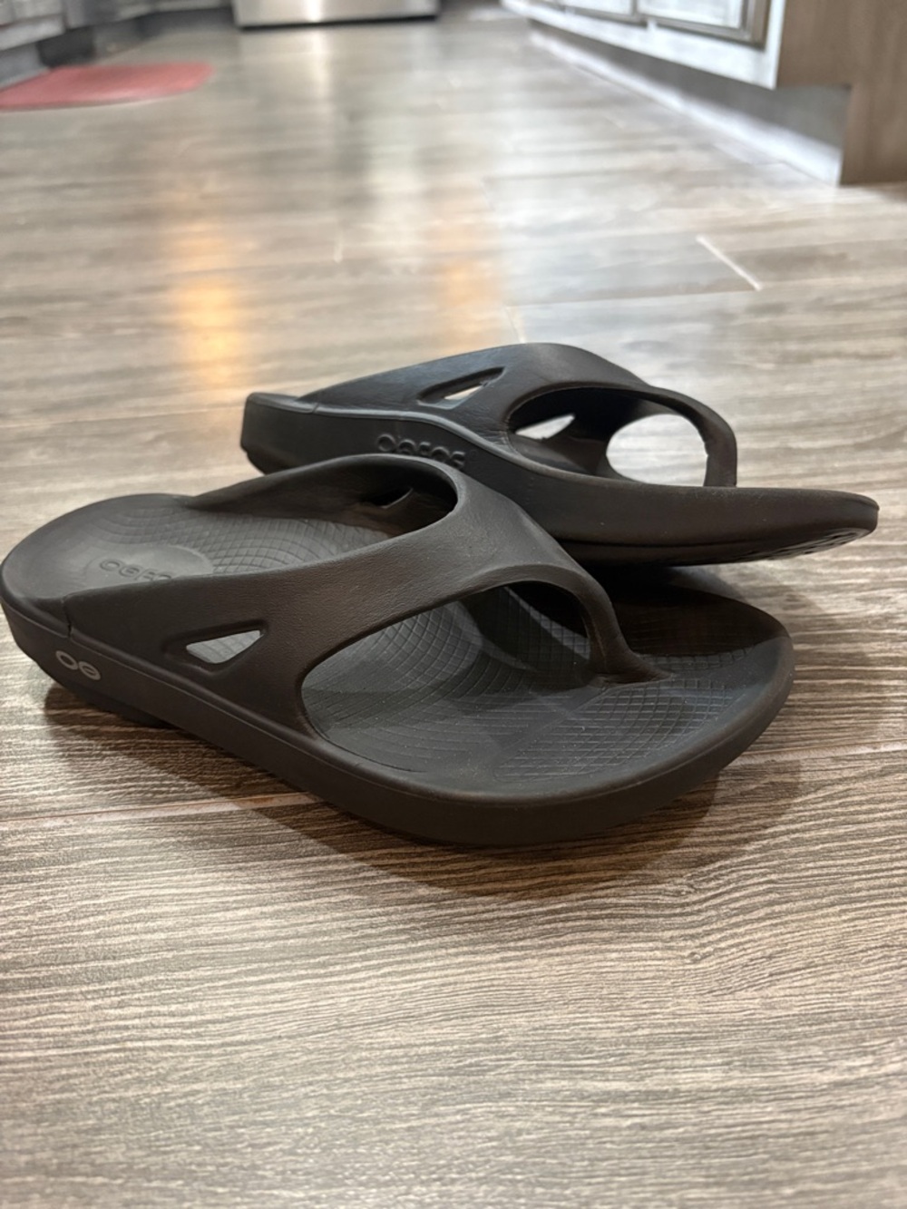 OOFOS Black Recovery Thong Sandals